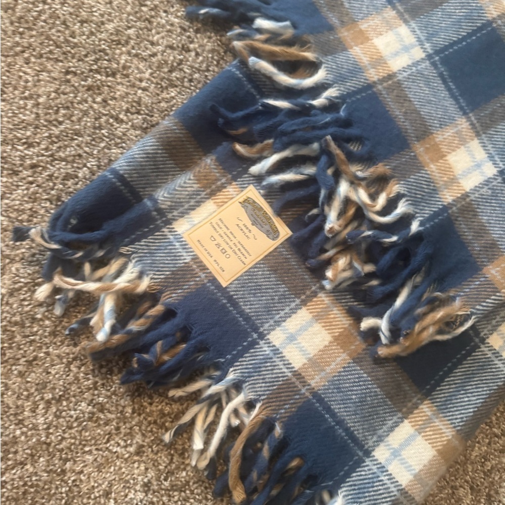 VTG FARIBO TAN/BLUE PLAID FRINGED BLANKET